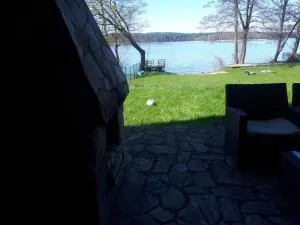 Dom nad jeziorem z linią brzegową - Swaderki