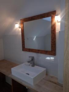 Dom nad jeziorem z linią brzegową