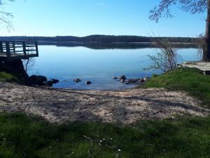 Dom nad jeziorem z linią brzegową