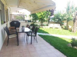 Cozy House in Kallithea with Garden