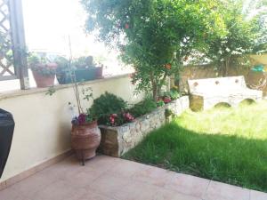 Cozy House in Kallithea with Garden