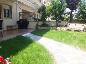 Cozy House in Kallithea with Garden