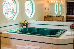 King Suite room in Village Inn & Suites Marysville
