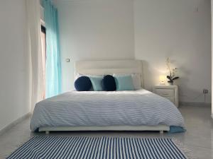 O mar na frente de lux Caparica