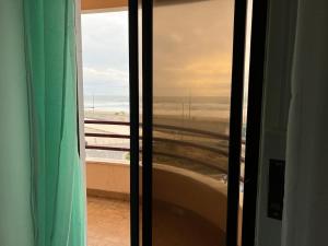 O mar na frente de lux Caparica