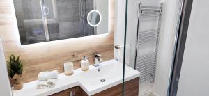 Modern 2 BR Apartment near Town