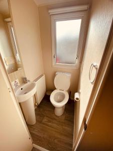 8 Bed Sun Decked Caravan Unlimited High speed Wifi and fun at Seawick Holiday Park