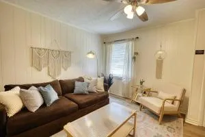 The Bohemian 1/2 Mi from Covington Square - 卡温顿