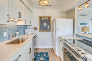 Carolina Beach Condo with Community Pool