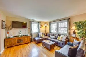 10 Mi to Dtwn Lancaster Charming Home with Yard! - Akron