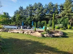 CHAMBRE DANS UN ECRIN DE VERDURE - Angrie