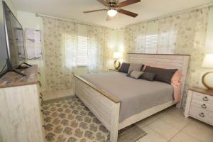 New England 3bd 2bt Home Heated Pool Close to Siesta