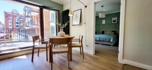 Komfortowy Apartament Przy Bramie Targowej z tarasem- Old Town