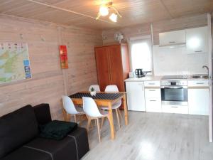 Neat cottages for 4 people, 600m from the lake, Kolczewo
