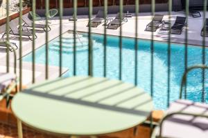 Hotels Holiday Inn Perpignan, an IHG Hotel : Chambre Lit King-Size - Vue sur Piscine 