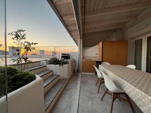 Luxury sea view home4-min walk to beach