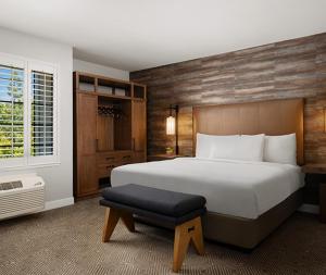 Grand King room in Napa Winery Inn