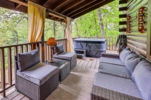 Beaver Lake Vacation Rental w Private Hot Tub!