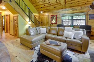 Beaver Lake Vacation Rental w Private Hot Tub!