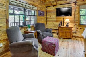 Beaver Lake Vacation Rental w Private Hot Tub!