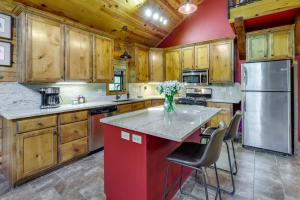 Beaver Lake Vacation Rental w Private Hot Tub!