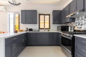 Sun Shine Luxury Villas 2 bedroom Pool & Gym Ocho Rios St Ann