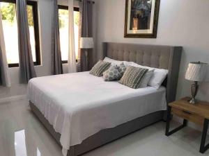 Sun Shine Luxury Villas 2 bedroom Pool & Gym Ocho Rios St Ann