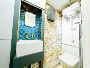 Modern flat with KING bed, garden & outdoor dining