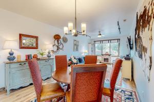 Sparkling Glacier - Suite 202