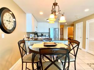 Lighthouse 1405 by ALBVR - Floor to ceiling sliding glass doors - 2BR plus kids bunk room