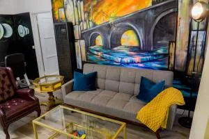 Artful Retreat - King Bed, Work Desk, WIFI, Unique Murals, Perfect for Business Travelers, Downtown & Near Universal Studios - Glendale