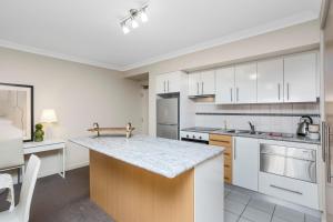 Prime 2BR Suite on Mounts Bay Road