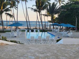 3 bedroom, front of the beach and pool