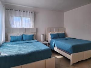 3 bedroom, front of the beach and pool