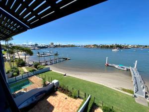 Kirribilli 12 a 3 bedroom waterfront apartment on 2 levels with air conditioning