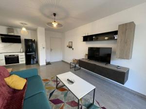 Appartement de Standing pour 4 Pers avec Jardin et Piscine à 500m de la Plage - FR-1-726-21