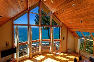 Gorgeous Oceanview, by OceanviewHotTubs Oceanfront! Shelter Cove, CA Tesla EV Station