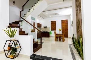 Simple House Near My Khe Beach and Night Street