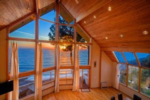 Gorgeous Oceanview, by OceanviewHotTubs Oceanfront! Shelter Cove, CA Tesla EV Station