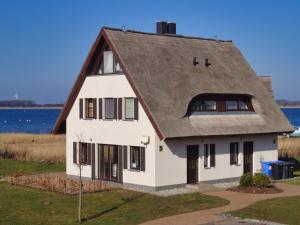 obrázek - idyllisches Ferienhaus mit eigener Sauna, Kamin und Terrasse - Haus Boddenblick