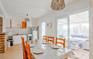 Maisons de vacances Nice home in Creances-Plage with 2 Bedrooms and WiFi : photos des chambres