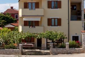 Apartments with a parking space Novigrad - 7108