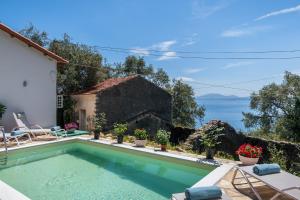 Alkinoi Seaview Villa with Private Pool by Konnect, Nisaki