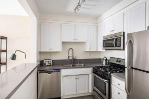 Santa Monica 1BR w Rooftop nr Santa Monica Pier LAX-297