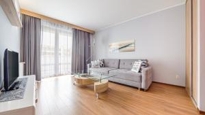 Aquarius, Sun & Snow