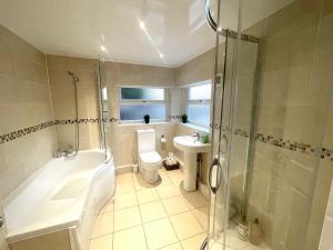 Deluxe Huge Detached House with Parking, sleeps up to 30 people, 2m from Liverpool City Centre