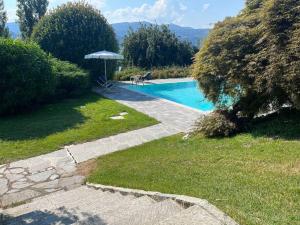 Casa fronte lago con piscina