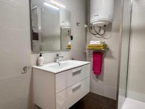 Apartment with Balcony room in Bcn Friendly Parlament