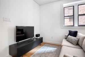 SoHo 1br w outdoor space in-unit wd NYC-1143
