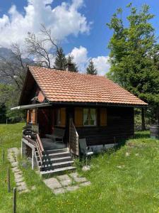 Behagliches Chalet mit Kaminofen umgeben von Natur